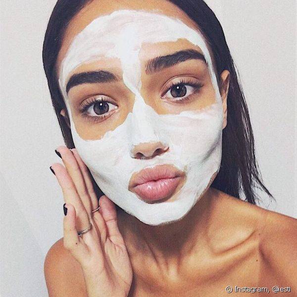 A m?scara facial de argila ajuda a fixar melhor a maquiagem porque absorve a oleosidade excessiva e fecha os poros dilatados (Foto: Instagram @iesti)
